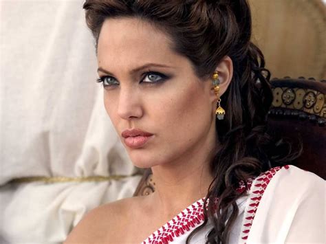 biografia di angelina jolie